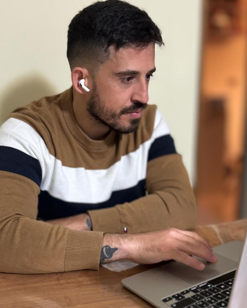 Daniele Giannetti al lavoro al portatile